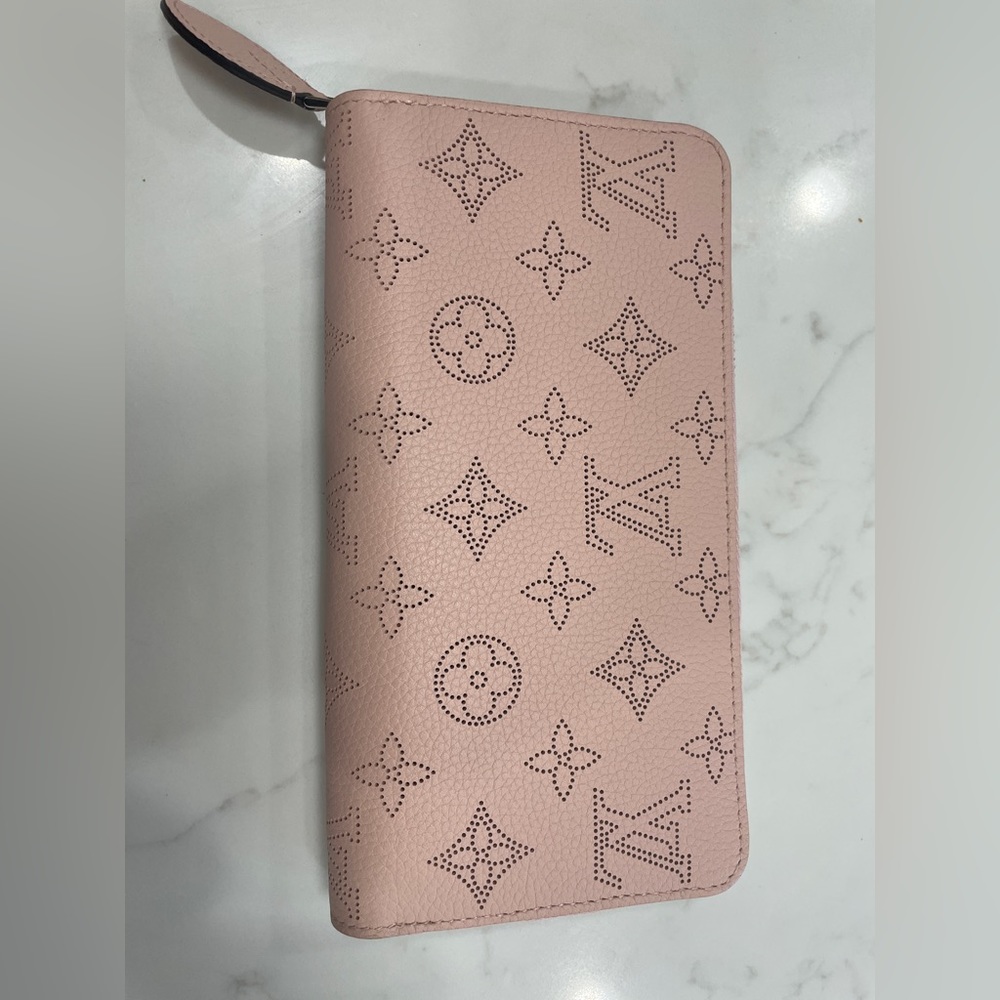 NEW Zippy Louis Vuitton Magnolia Pink Mahina M61868 Leather Perforated Wallet
